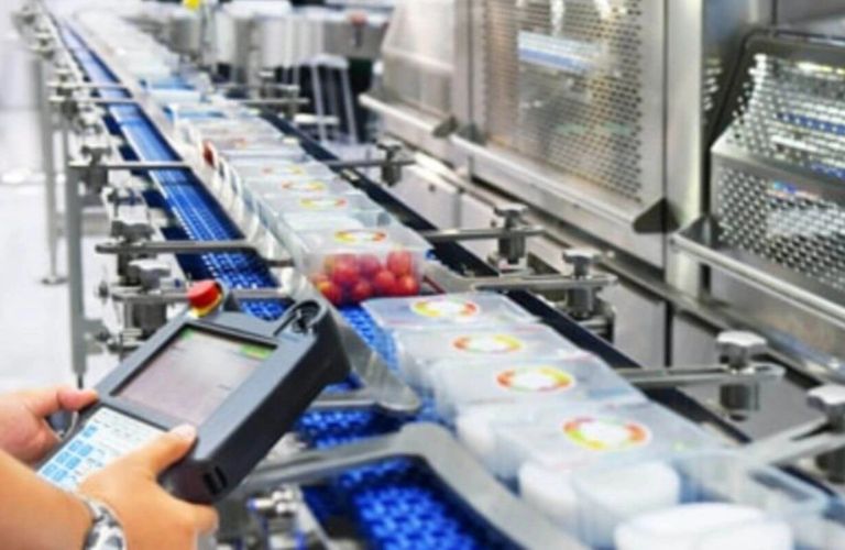 Máy móc trong dây chuyền sản xuất tự động