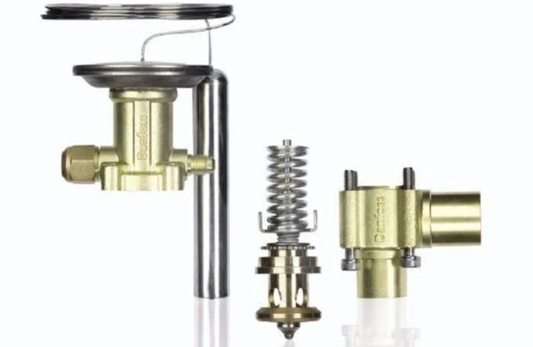 Tiết diện dòng chảy bị thu hẹp lại khi đi qua van tiết lưu, tạo ra hiện tượng giảm áp suất tức thì