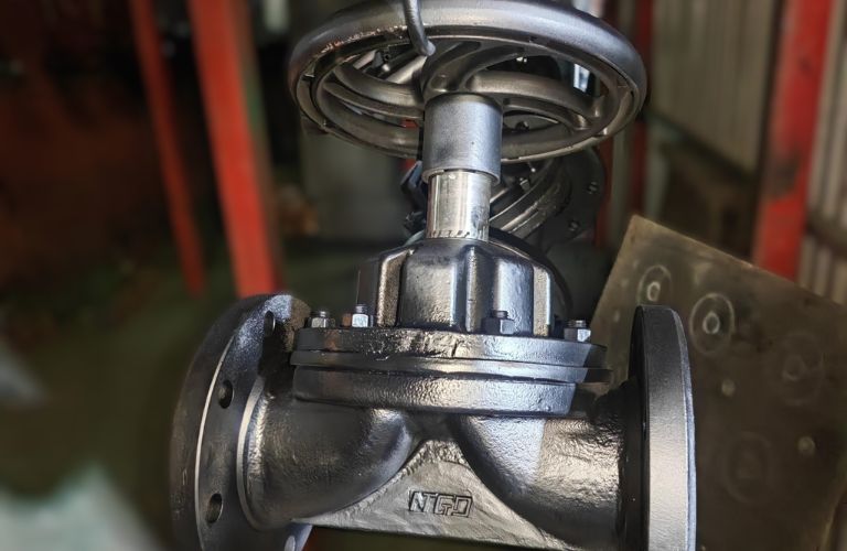 Van màng dạng gờ chắn (Weir Type Diaphragm Valve)