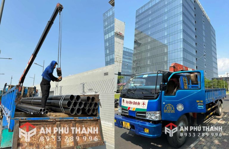 Quá trình bốc xếp ống thép bằng cần cẩu tại công trình